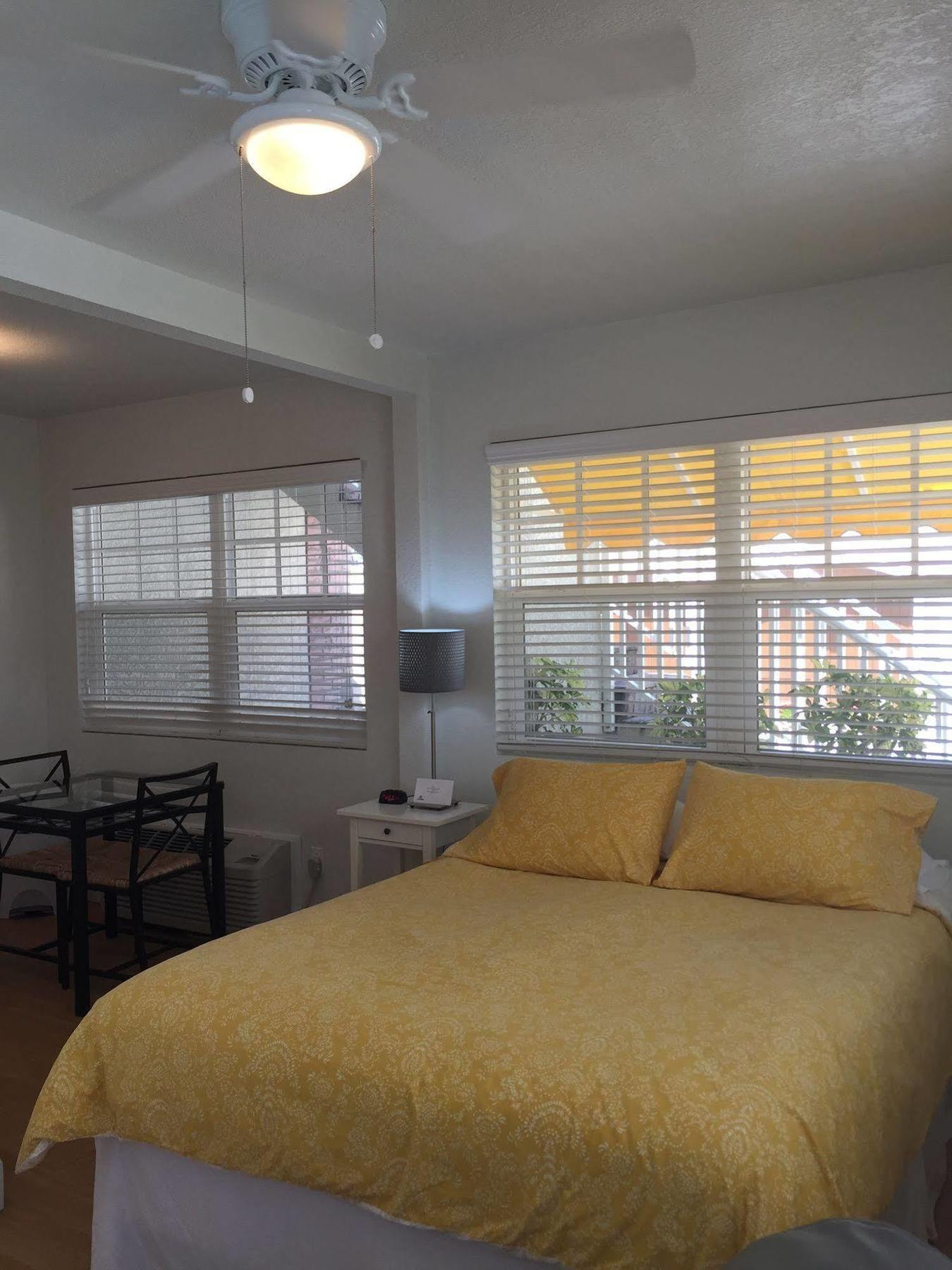 Coconut Inn Pass-A-Grille Beach سانت بيتي بيتش المظهر الخارجي الصورة